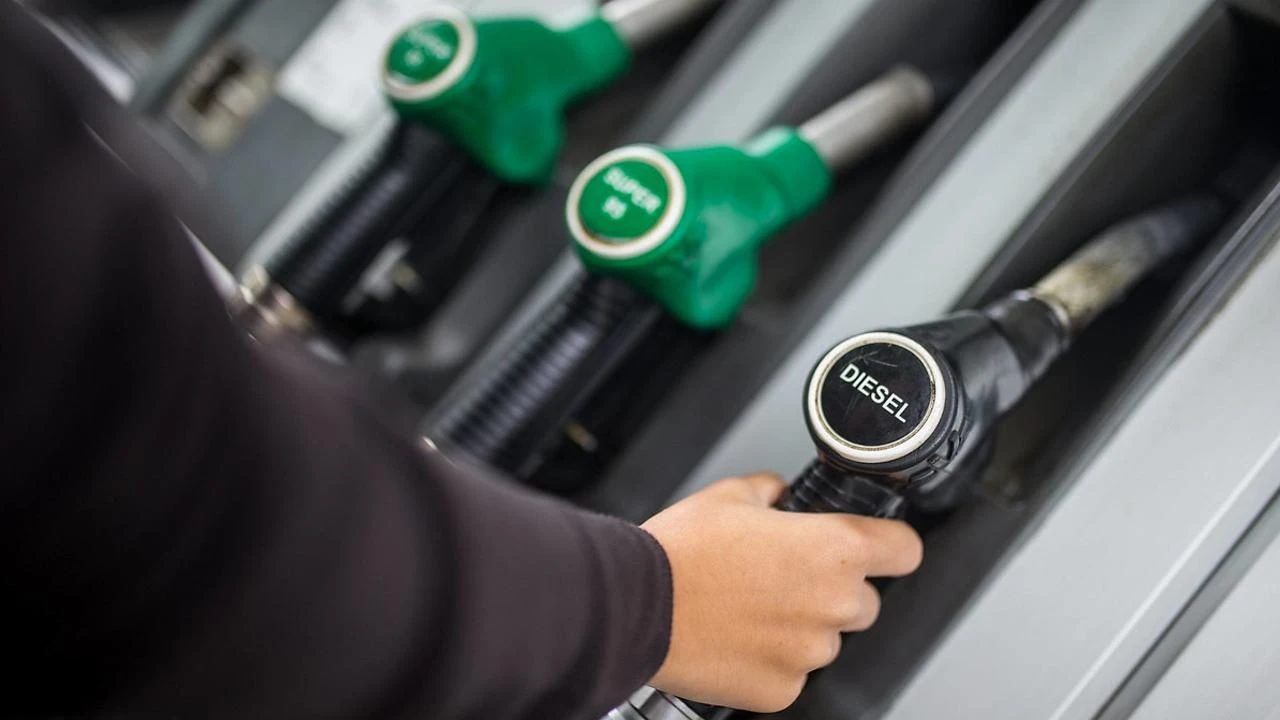 Akaryakıtta Peş Peşe Indirim Motorin Fiyatı Üçüncü Kez Düştü
