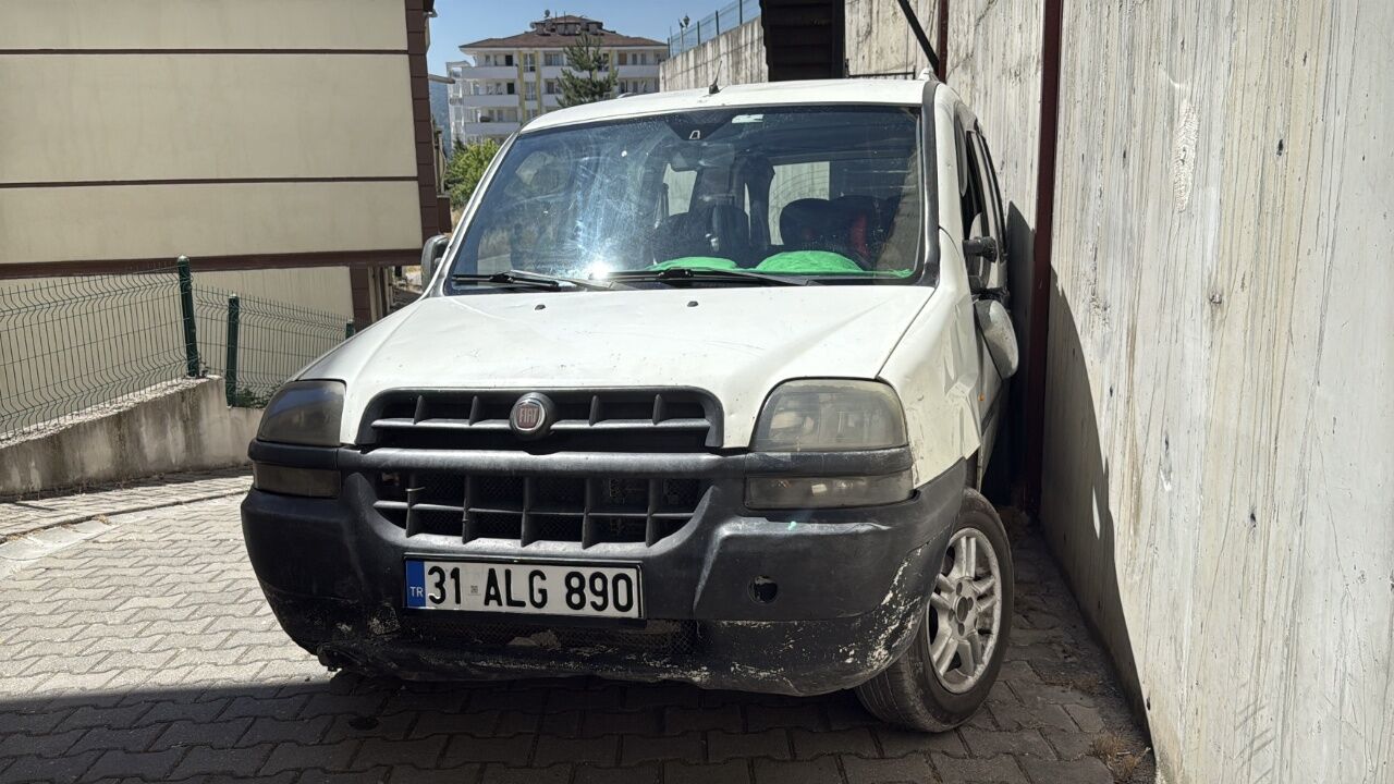 Aküsü Biten Aracı Itmek Istedi… Bir Anda Sıkıştı!
