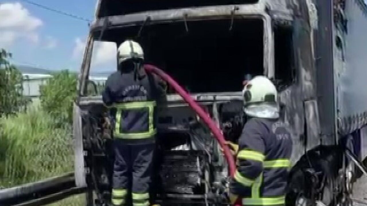 Amasya'da Seyir Halindeki Tır Yandı (1)