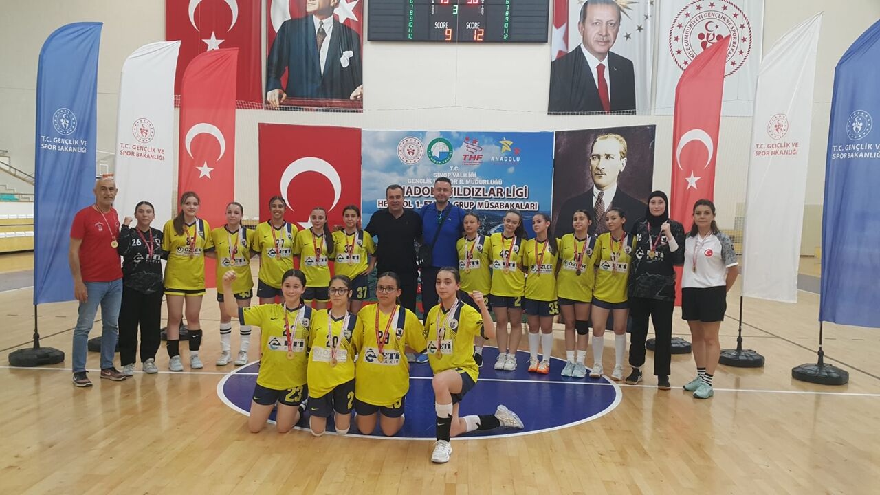 Anadolu Yıldızları Hentbol Kız Takımı (2)