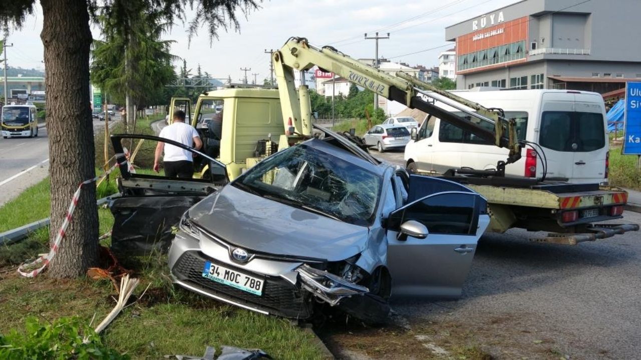 Araç Refüje Uçtu Aydınlatma Direği Ve Ağaçlar Devrildi, 4 Kişi Yaralandı (1)