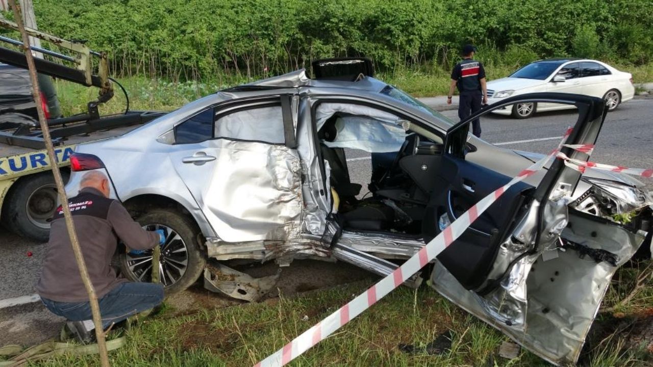 Araç Refüje Uçtu Aydınlatma Direği Ve Ağaçlar Devrildi, 4 Kişi Yaralandı (2)