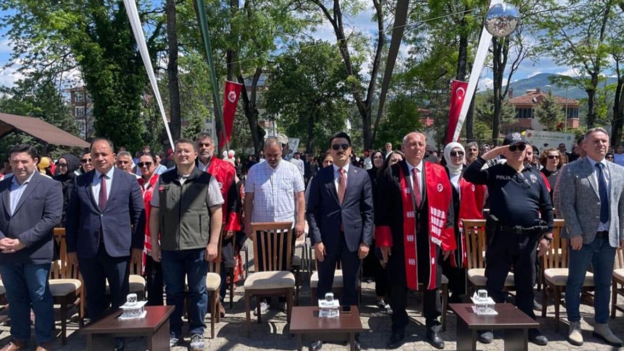 Araç'ta Mezuniyet Coşkusu Öğrenciler Diplomalarını Aldı (1)