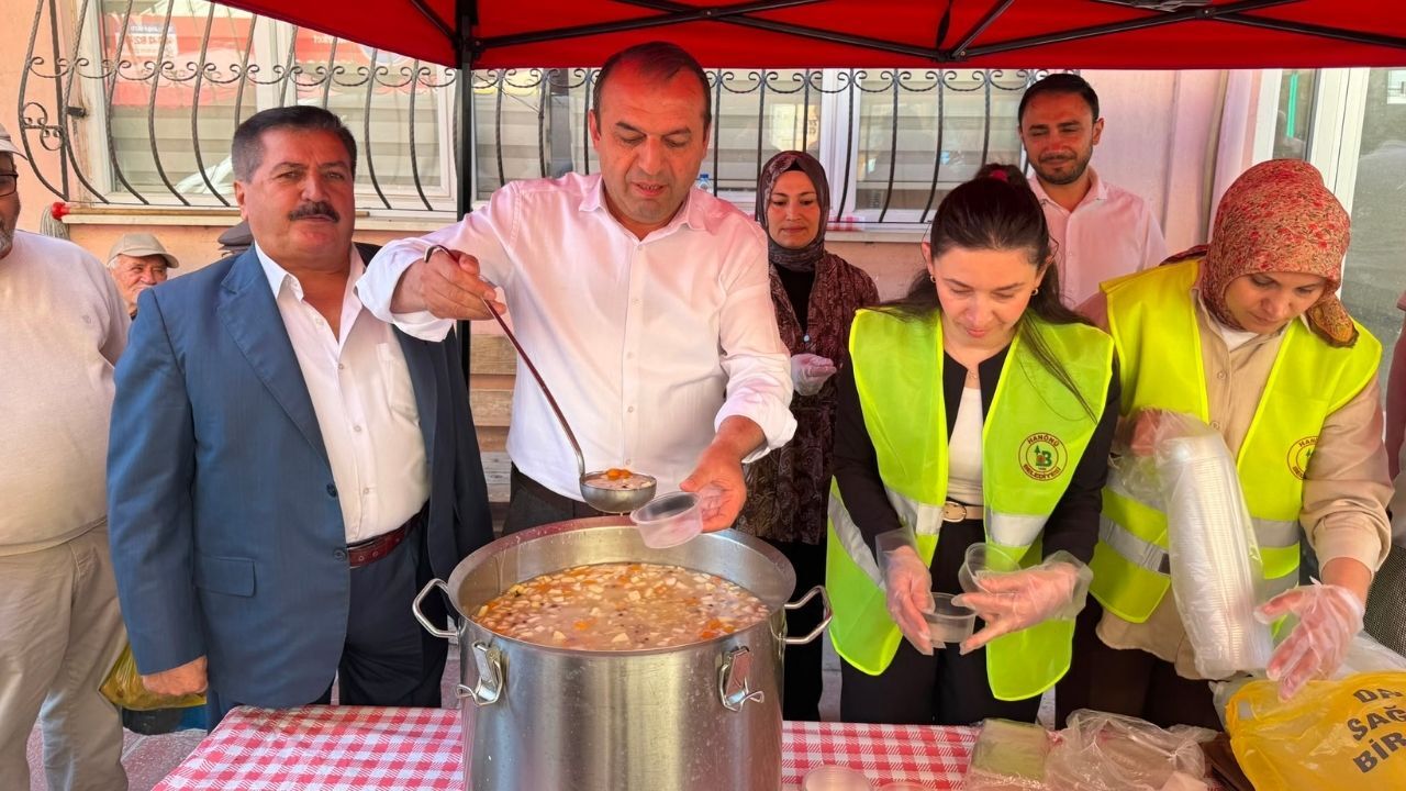 Başkan Yamalı Hanönü’de Vatandaşlara Aşure Ikram Etti (1)