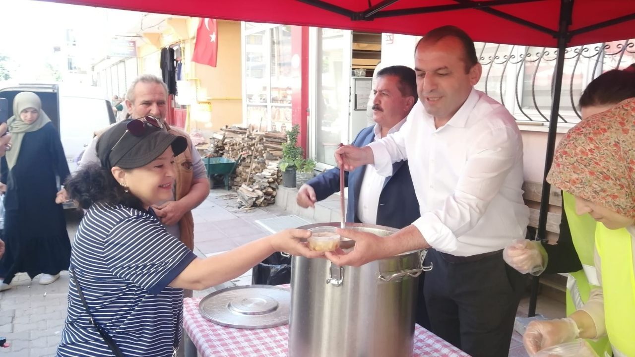 Başkan Yamalı Hanönü’de Vatandaşlara Aşure Ikram Etti (4)