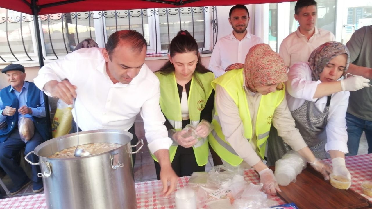 Başkan Yamalı Hanönü’de Vatandaşlara Aşure Ikram Etti (5)