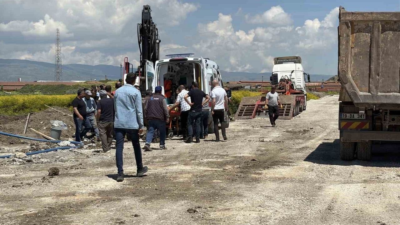 Bir Anda Toprak Kaydı 21 Yaşındaki Işçi Göçük Altında Kaldı (1)