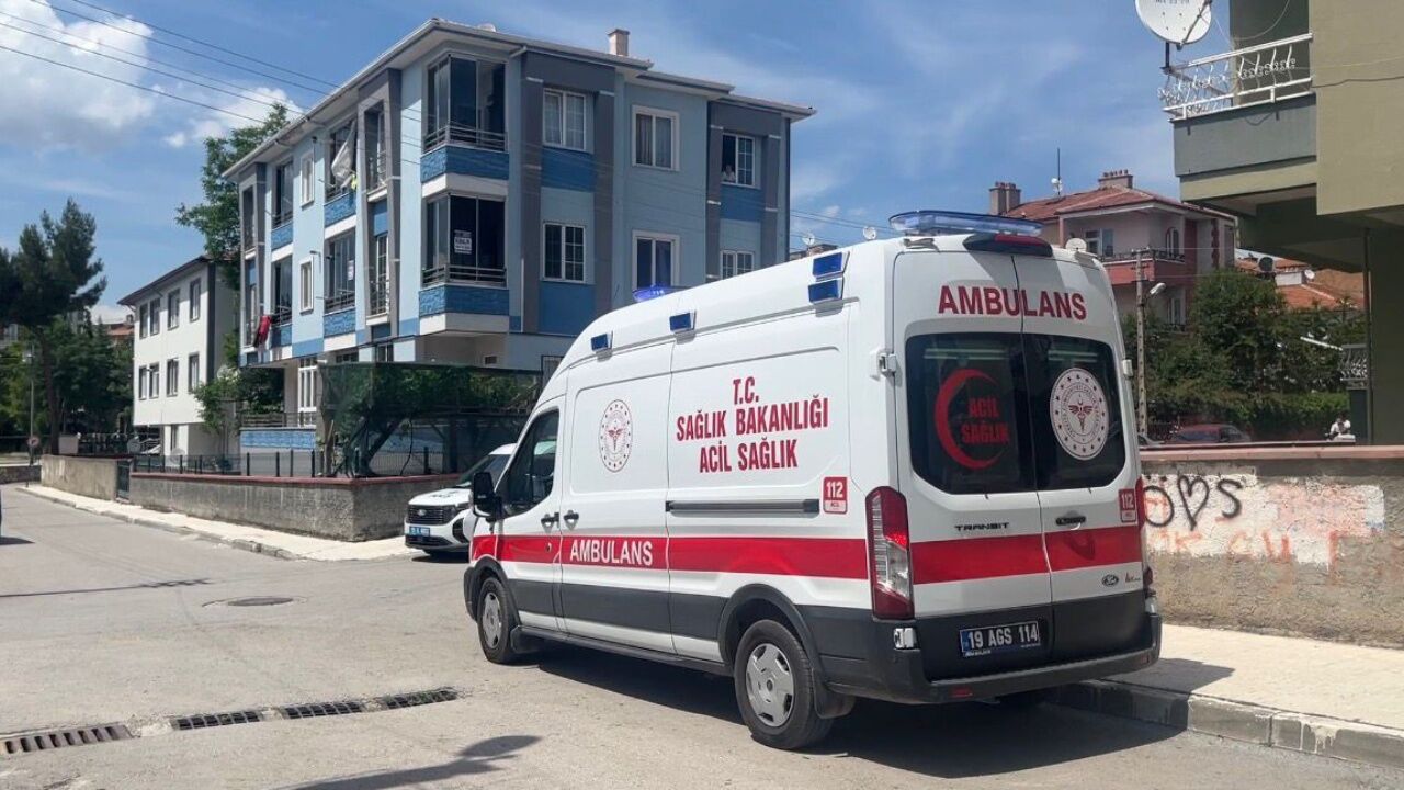 Çorum’da Genç Kadın, Tartıştığı Anne Ve Babasını Bıçakla Rehin Aldı (1)