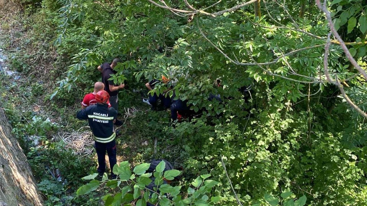 Direksiyon Kilitlendi Otomobil 80 Metrelik Uçuruma Uçtu (2)
