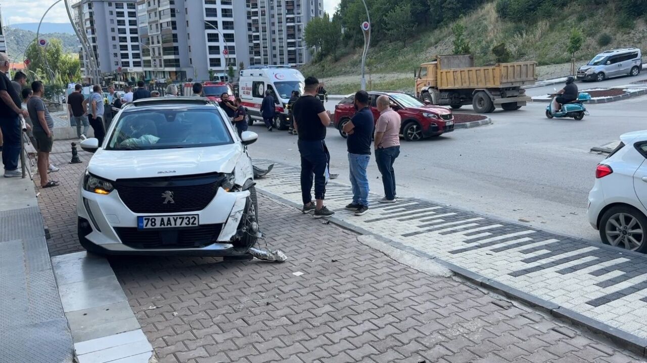 Ehliyetsiz Sürücü Dehşeti! Anne Ve 10 Yaşındaki Kızını Hastanelik Etti