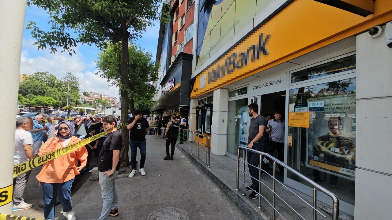 Evinin Icraya Verilmesine Öfkelenen Şahıs Bankada Ateş Açtı! (1)