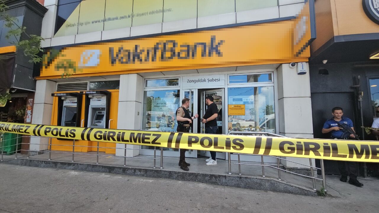 Evinin Icraya Verilmesine Öfkelenen Şahıs Bankada Ateş Açtı! (2)