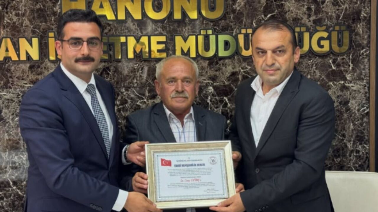 Hanönü’nde Kaymakam Emre Oktay’a Fahri Hemşerilik Beratı Takdim Edildi (3)