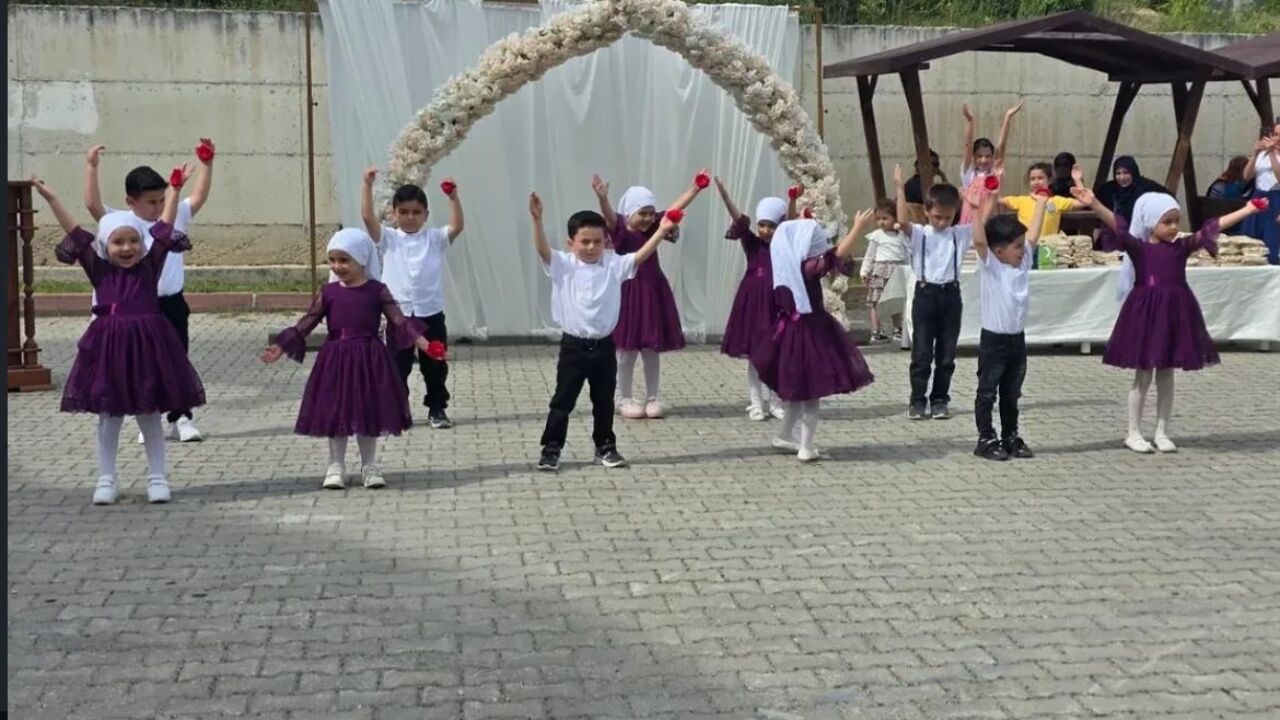 Hanönü’nde Minik Öğrencilerden Yıl Sonu Gösterisi Büyük İlgi Gördü (3)