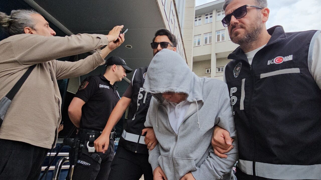 Hastanede Şok Operasyon! Doktorun Odasında Yüklü Miktarda Para Ele Geçirildi