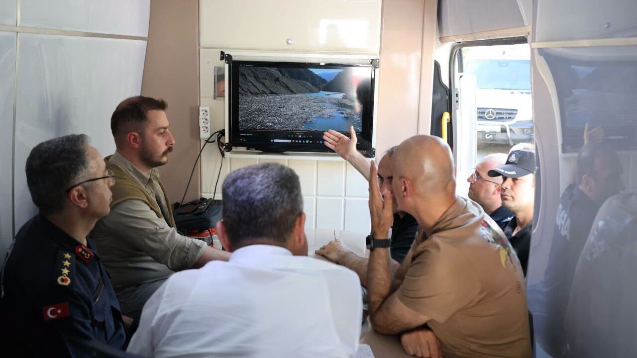 Kamyon Dereye Uçmuştu Baba Ve Oğuldan Acı Haber… Arama Çalışmaları 16. Günde Sürüyor (1)