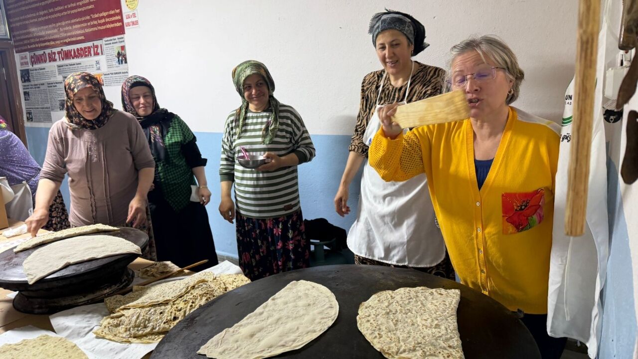 Kastamonu Mutfağında Renkli Anlar! Milletvekili Etli Ekmek Yaptı (2)
