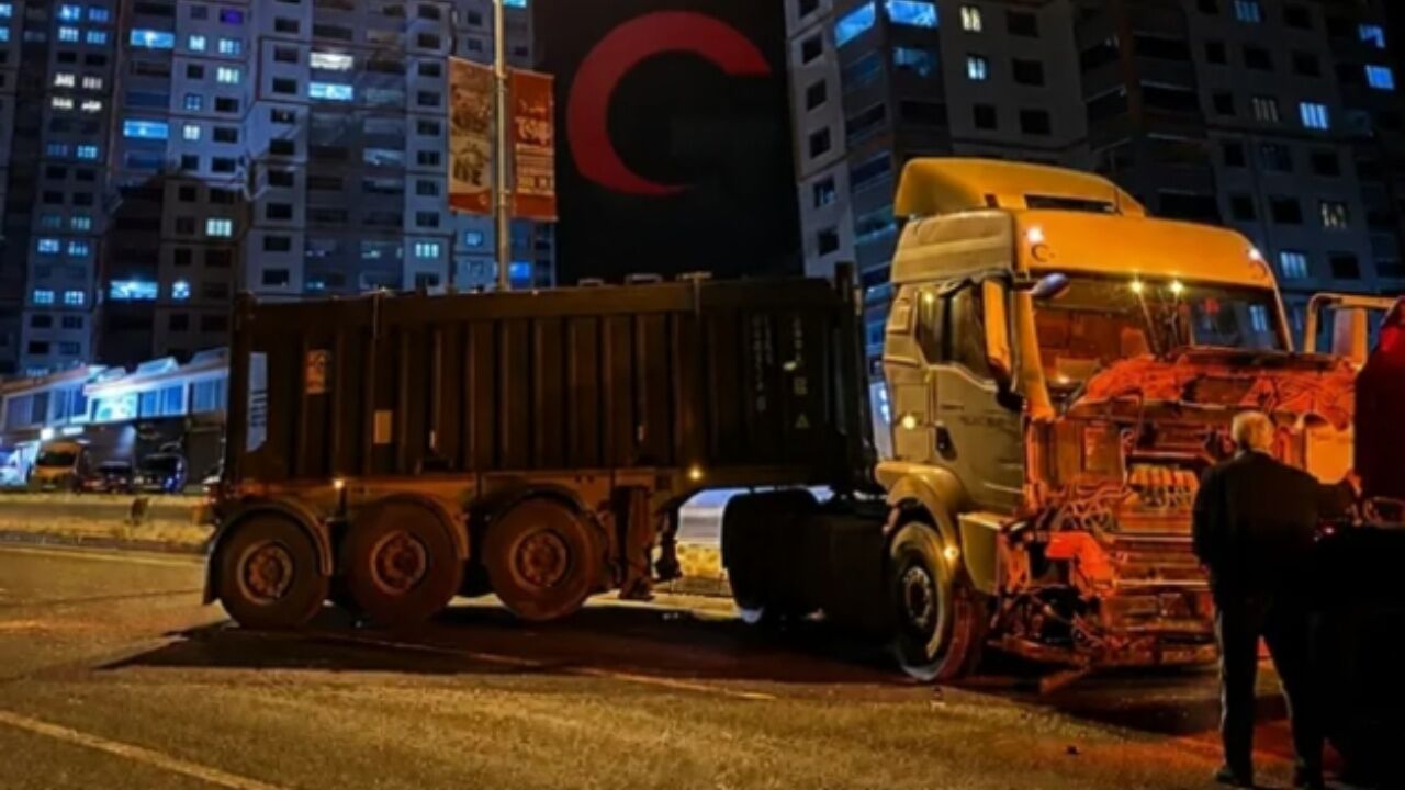 Kastamonu’da Feci Kaza! Tır Kontrolden Çıktı, 1 Kişi Yaralandı