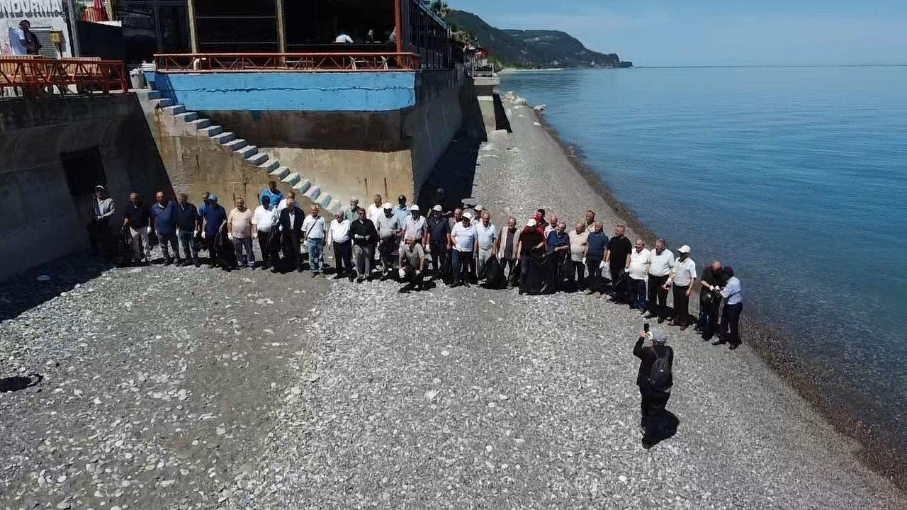 Kastamonu’da Ilçe Belediye Başkanı Asker Arkadaşlarıyla Sahili Temizledi (2)
