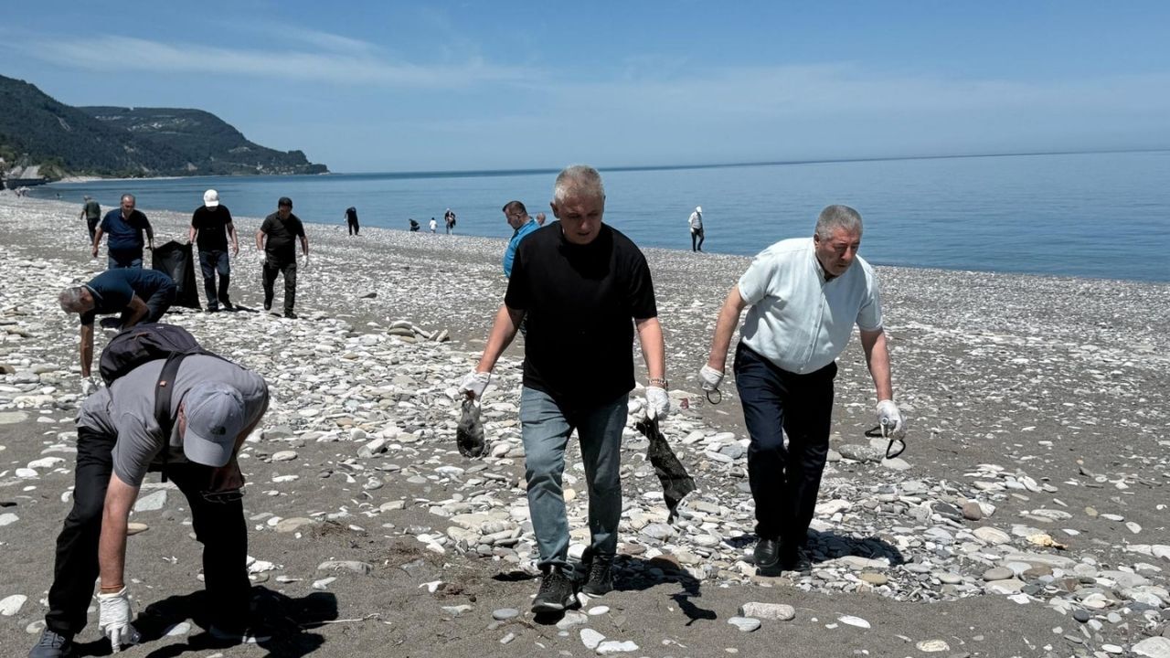 Kastamonu’da Ilçe Belediye Başkanı Asker Arkadaşlarıyla Sahili Temizledi (4)