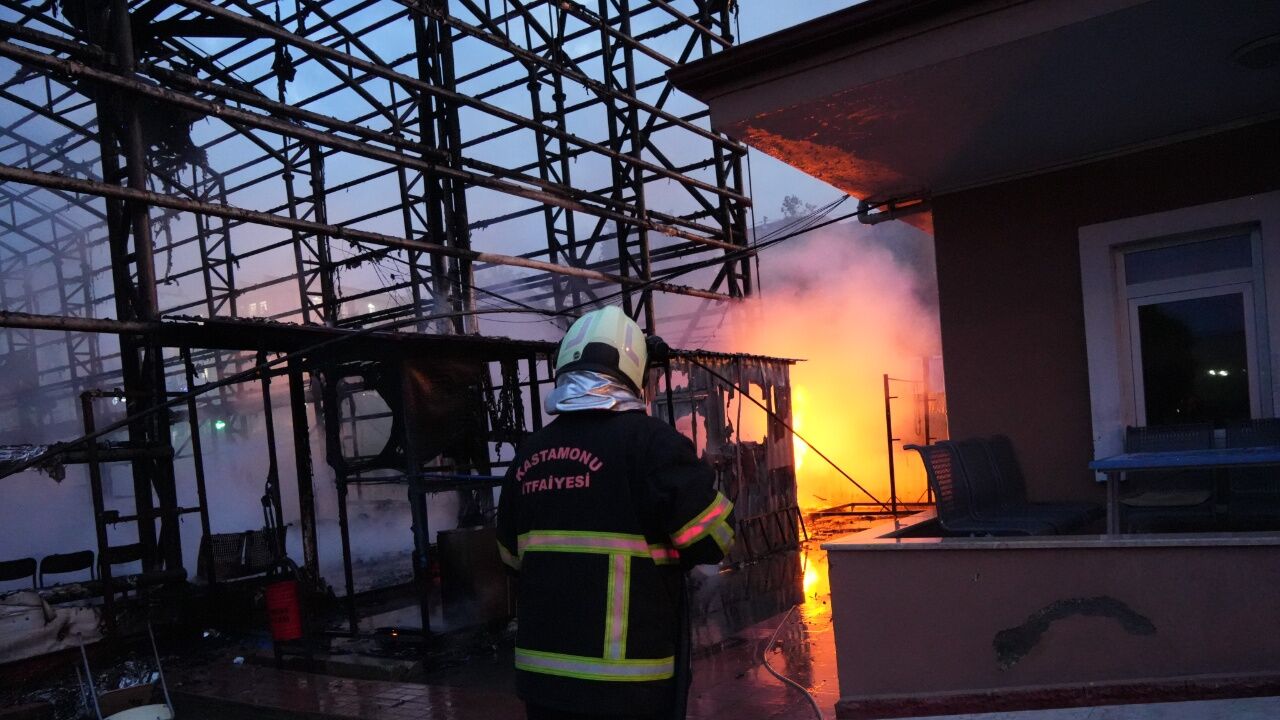 Kastamonu’da Korkutan Yangın Sona Erdi Ekipler Bölgeyi Soğutuyor (2)
