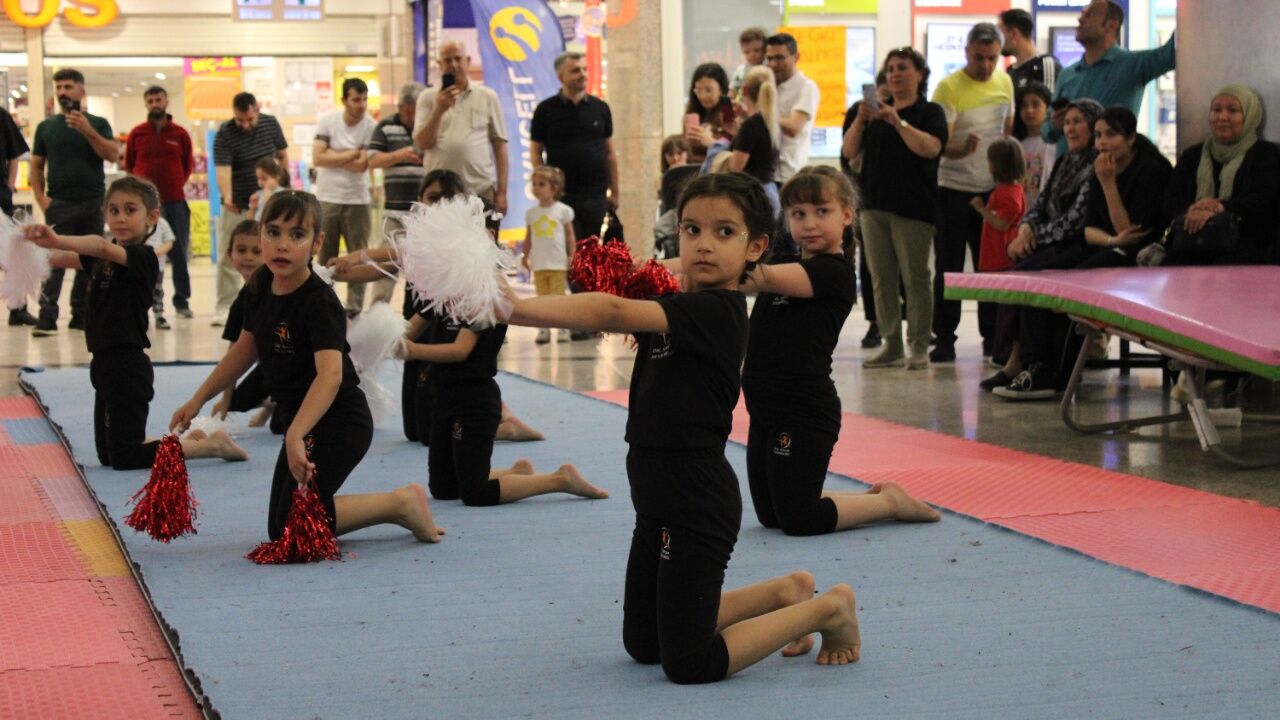 Kastamonu’da Nefes Kesen Gösteri! Minik Sporculardan Cimnastik Şovu (1)