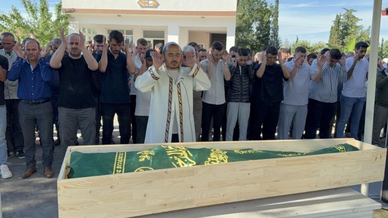 Lunaparkta Feci Kaza 20 Yaşındaki Genç Son Yolculuğuna Uğurlandı (2)