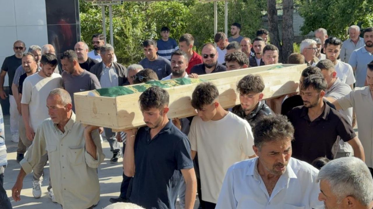 Lunaparkta Feci Kaza 20 Yaşındaki Genç Son Yolculuğuna Uğurlandı (3)