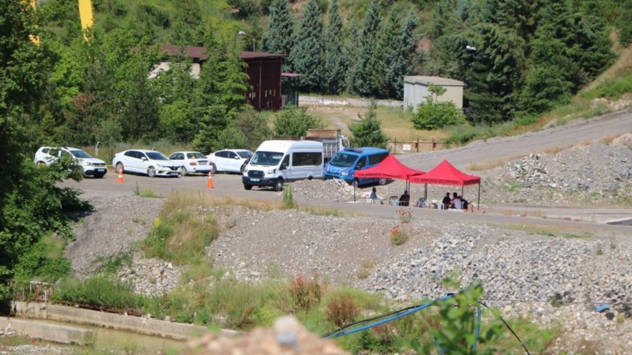 Maden Ocağında Acı Bekleyiş 26 Saattir Cenazeye Ulaşılmaya Çalışılıyor (1)