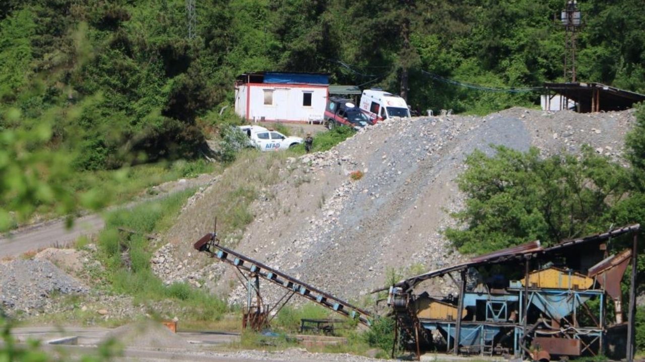 Maden Ocağında Acı Bekleyiş 26 Saattir Cenazeye Ulaşılmaya Çalışılıyor (2)