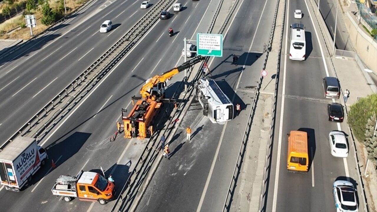 Minibüs Devrildi 12 Yaralı (1)