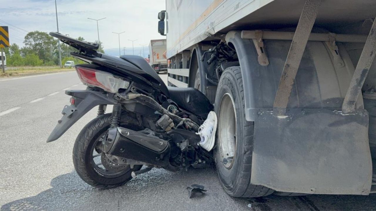 Motosiklet Kamyonun Tekerleri Arasına Sıkıştı Emekli Polis Hayatını Kaybetti (1)