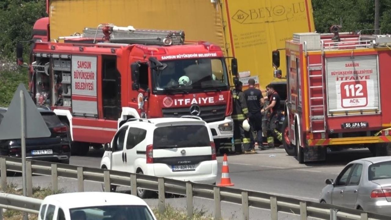 Otomobil Park Halindeki Tıra Çarptı 2 Kişi Feci Kazada Can Verdi (1)
