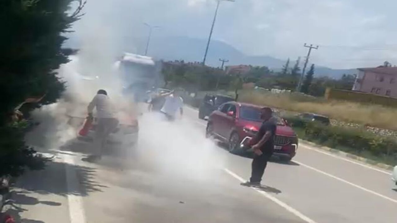 Seyir Halindeki Otomobil Alev Aldı (1)