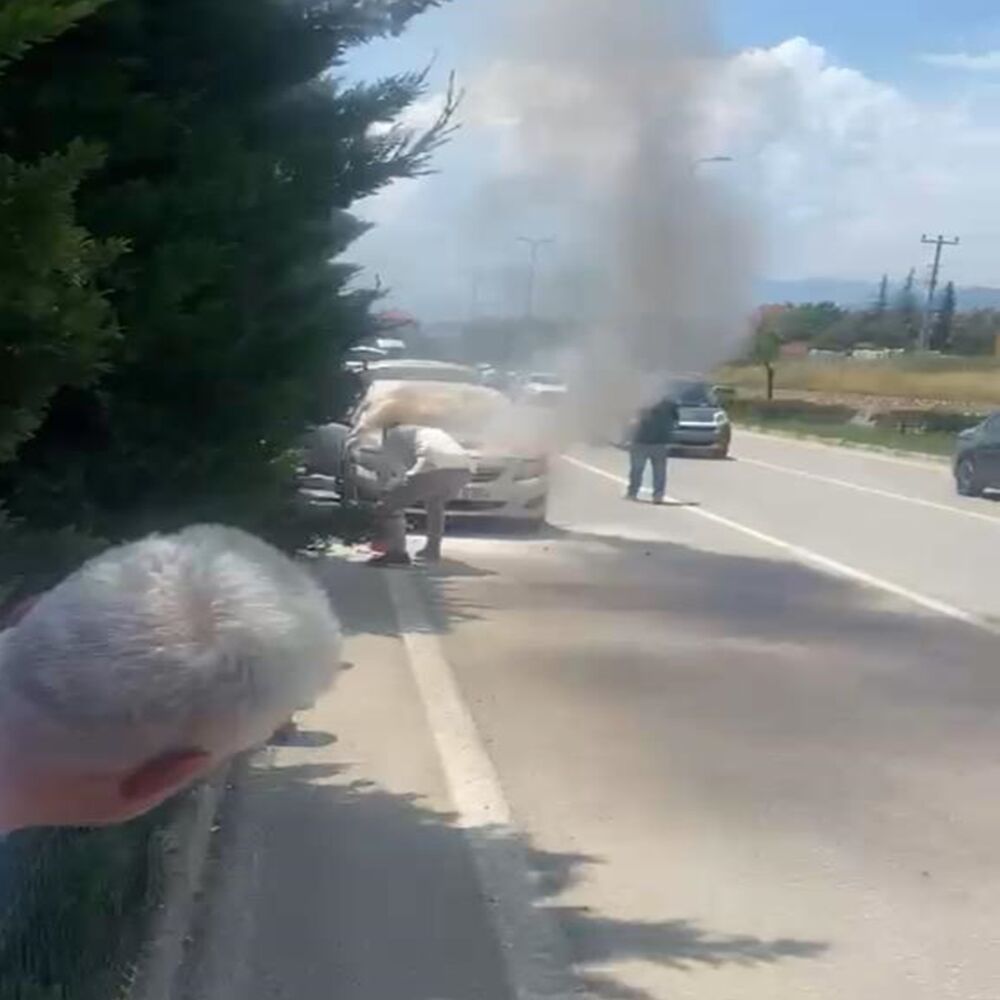 Seyir Halindeki Otomobil Alev Aldı (2)