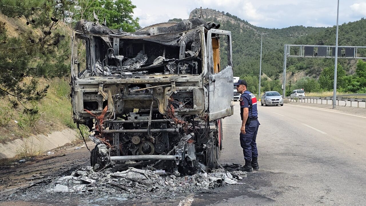 Sürücü Son Anda Kurtuldu Tır Küle Döndü (1)