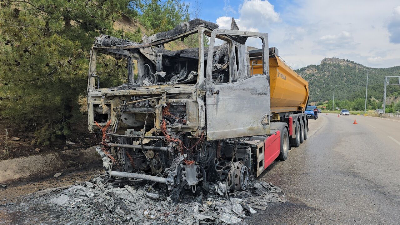 Sürücü Son Anda Kurtuldu Tır Küle Döndü