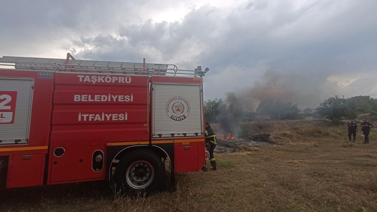 Taşköprü Alatarla’da Yangın Paniği! Alevler Büyümeden Söndürüldü (1)