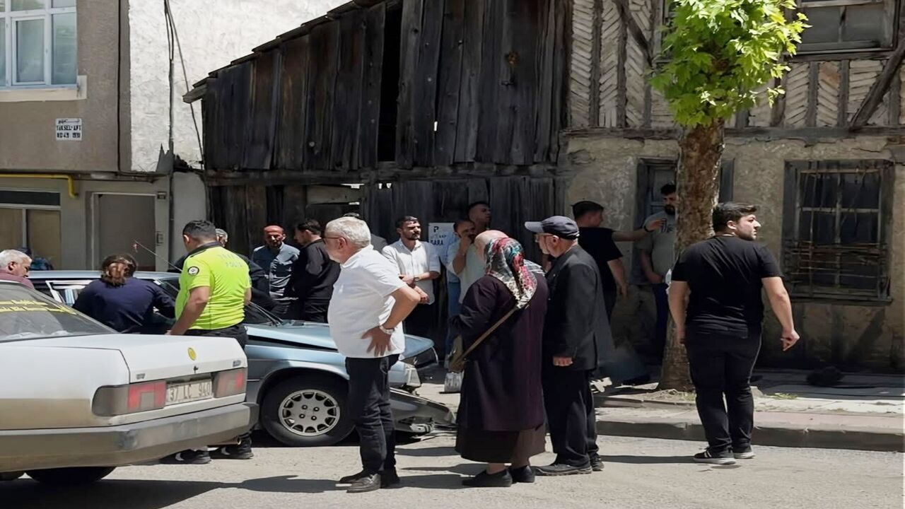 Taşköprü Kaza Iki Otomobil