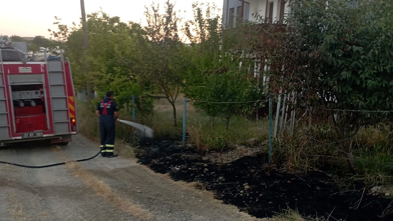 Taşköprü’de Kuru Ot Yangını Paniği Ekipler Hızla Müdahale Ett (1)