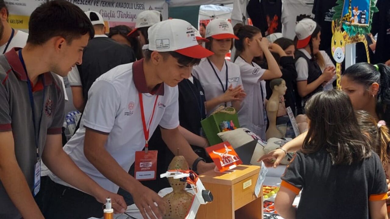 Taşköprülü Öğrencilerden Teknoloji Şovu Teknofest Projesi Ilgi Odağı Oldu (1)
