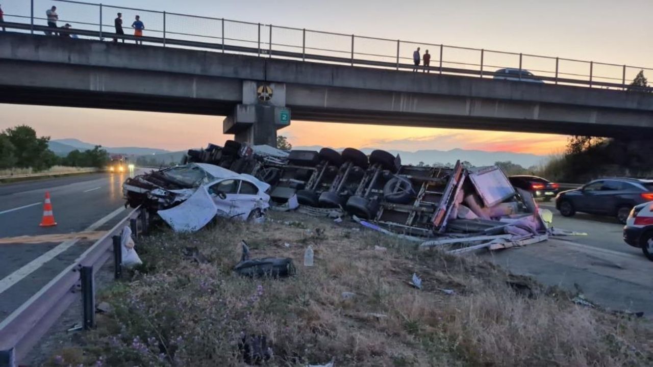 Tem’de Feci Kaza Tır Ile Otomobil Refüje Savruldu, 6 Kişi Yaralandı (1)