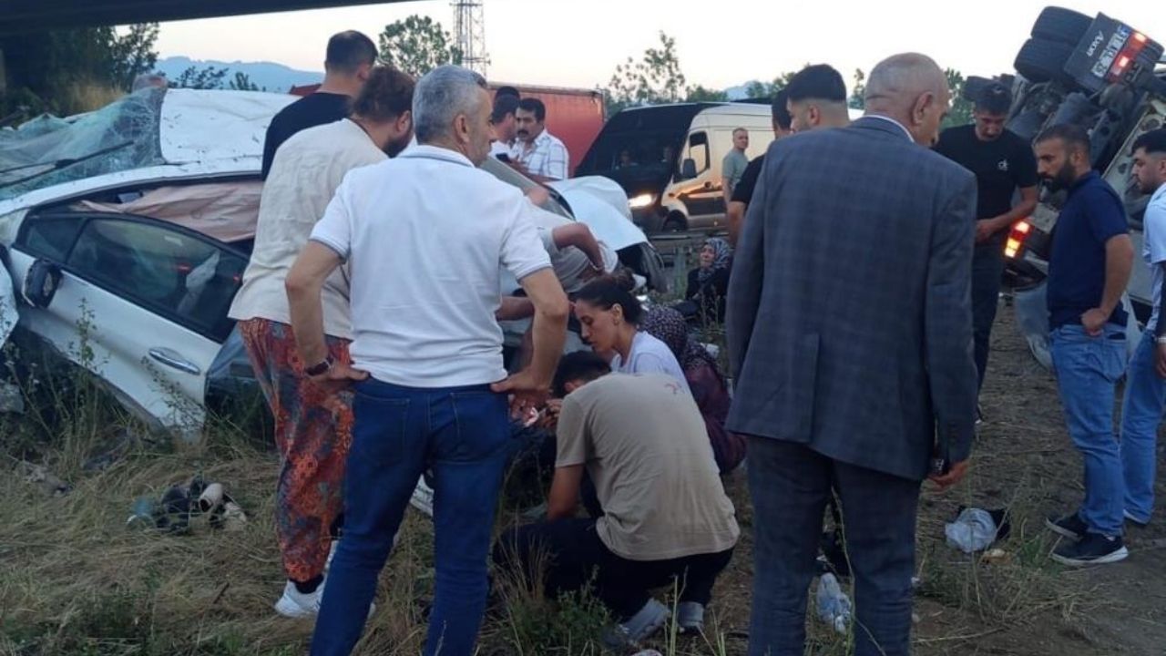 Tem’de Feci Kaza Tır Ile Otomobil Refüje Savruldu, 6 Kişi Yaralandı (4)
