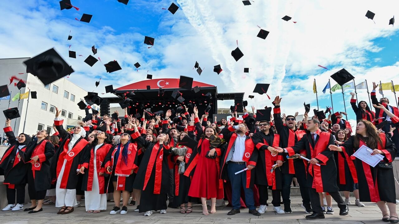 Üniversite Türk Yıldızı Göstere (2)