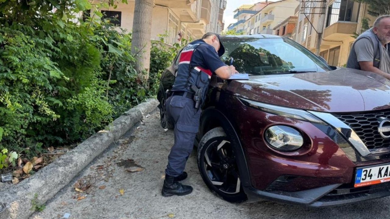 Yokuşta Kayan Araç Ağaca Saplandı 3 Kişi Yaralandı (2)