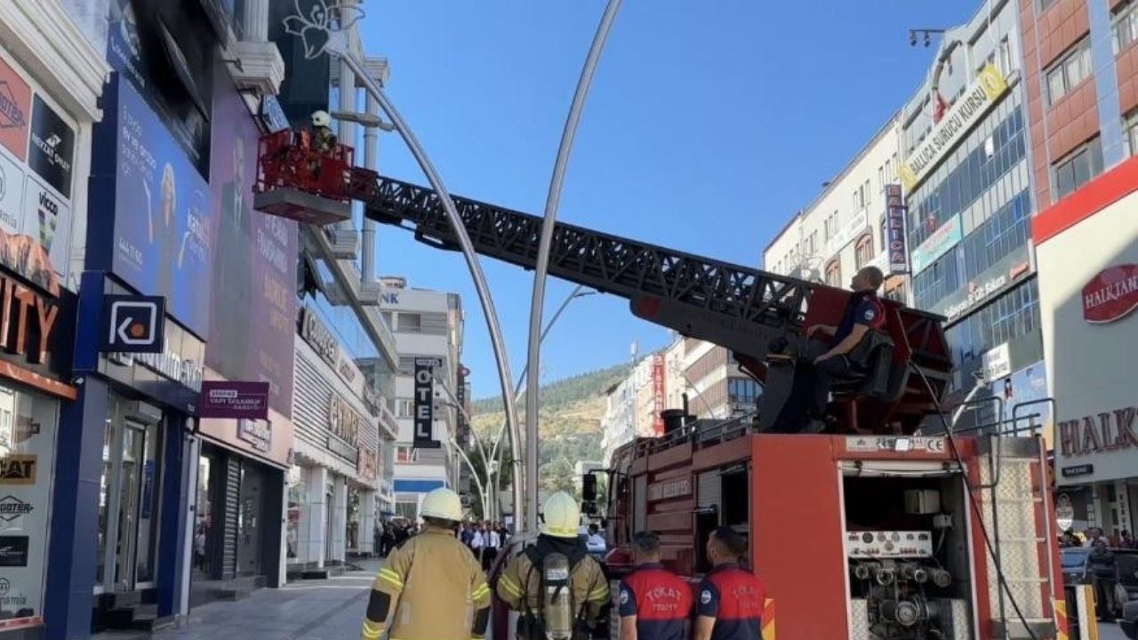 12 Katlı Iş Merkezinde Yangın Paniği (2)