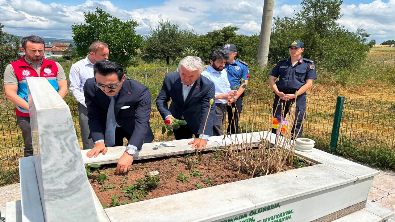 15 Temmuz Önceci Şehit Mezarları Dua (1)