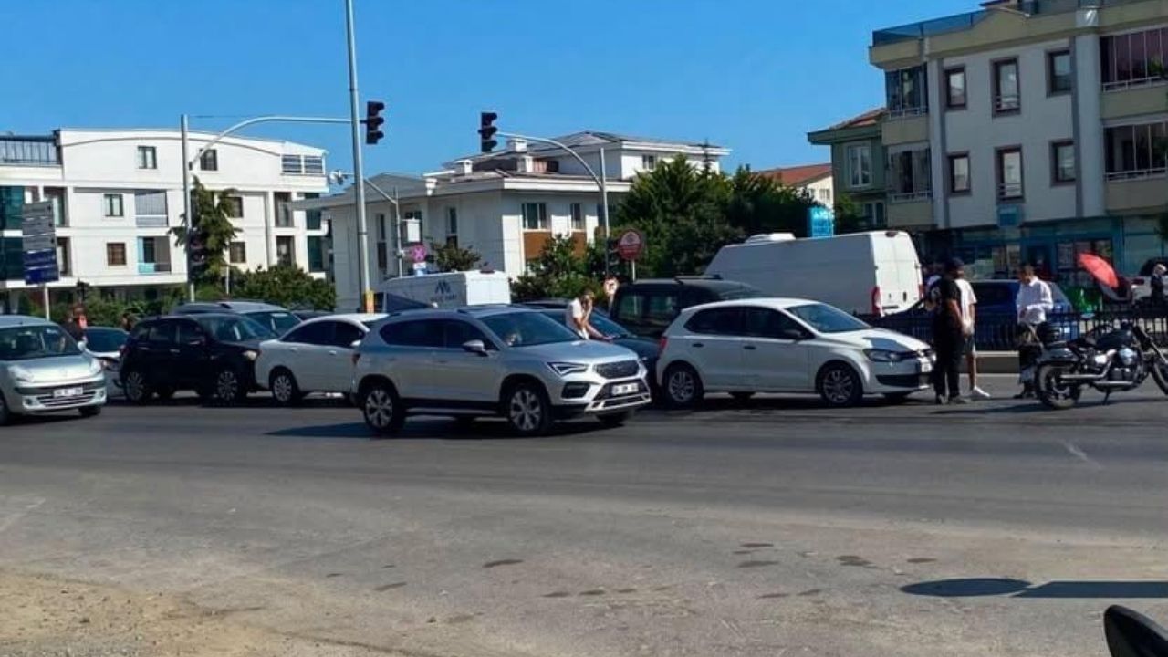 5 Araç Birbirine Girdi Trafik Kısa Süreli Aksadı (1)