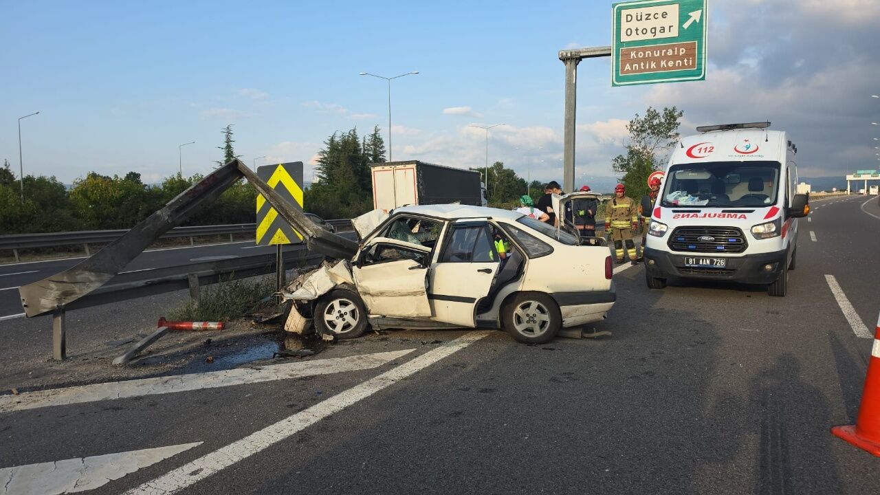 Anadolu Otoyolu'nun Düzce Gişeleri Mevkisinde Kontrolden Çıkan Otomobilin Bariyerlere Saplanması Sonucu 3 Kişi Yaralandı. Yaralılar, Sağlık Ekiplerinin Olay Yerindeki Ilk Müdahalesinin Ardından Hastaneye Kaldırı (1)