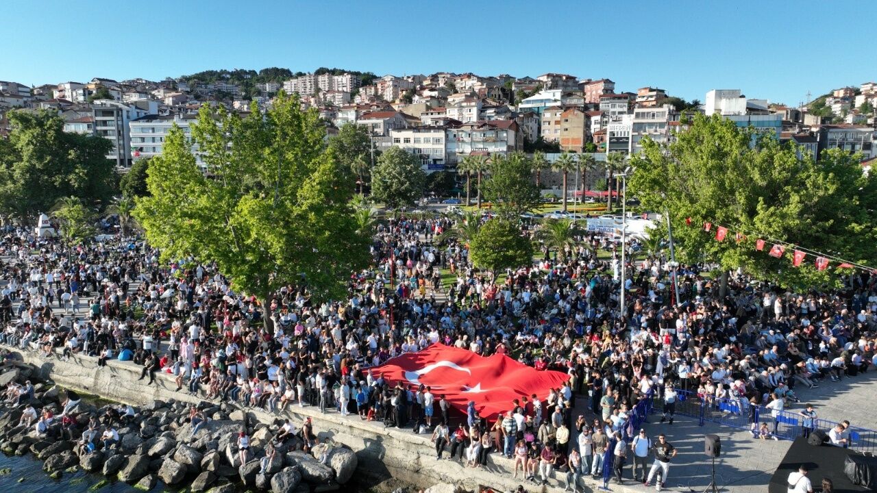 Ay Yıldız Gökyüzünü Süsledi! Solotürk Gösterisi Büyük İlgi Gördü (1)
